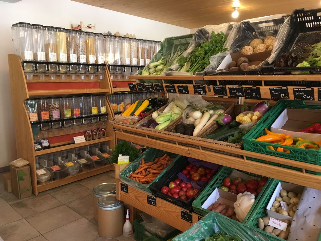 Rayons du magasin, vrac et légumes de saison